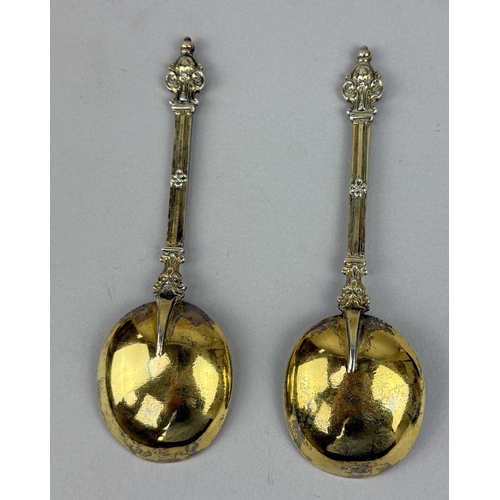 148 - A PAIR OF ANTIQUE SILVER AND GILT SPOONS NUMBERED TO VERSO 73
Total weight: 100 gms
17 cm L... 