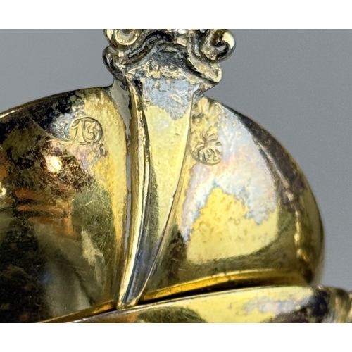 148 - A PAIR OF ANTIQUE SILVER AND GILT SPOONS NUMBERED TO VERSO 73
Total weight: 100 gms
17 cm L... 