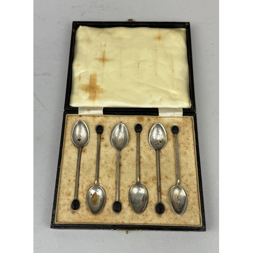 151 - A SET OF SILVER AND COLOURED GUILLOCHE ENAMEL COFFEE SPOONS IN BOX
Total silver weight: 54gms... 