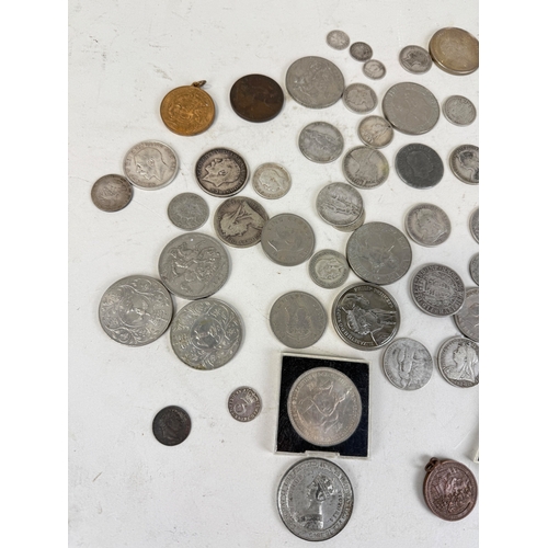 153 - A COLLECTION OF VICTORIAN, EDWARDIAN AND LATER COINS TO INCLUDE SILVER
