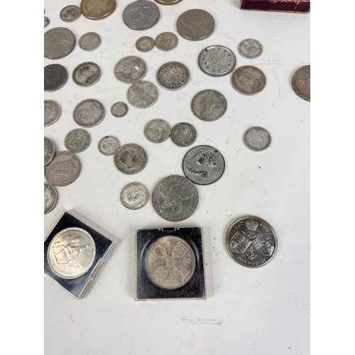 153 - A COLLECTION OF VICTORIAN, EDWARDIAN AND LATER COINS TO INCLUDE SILVER