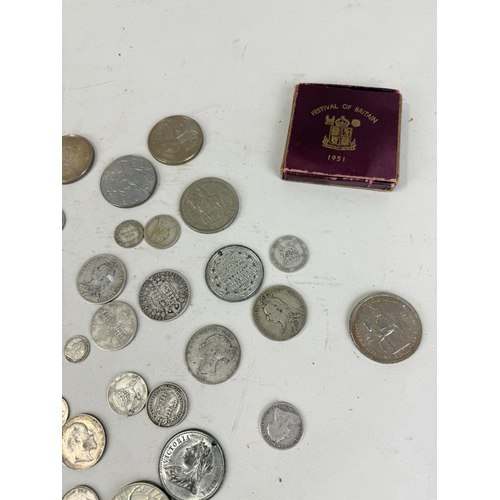 153 - A COLLECTION OF VICTORIAN, EDWARDIAN AND LATER COINS TO INCLUDE SILVER