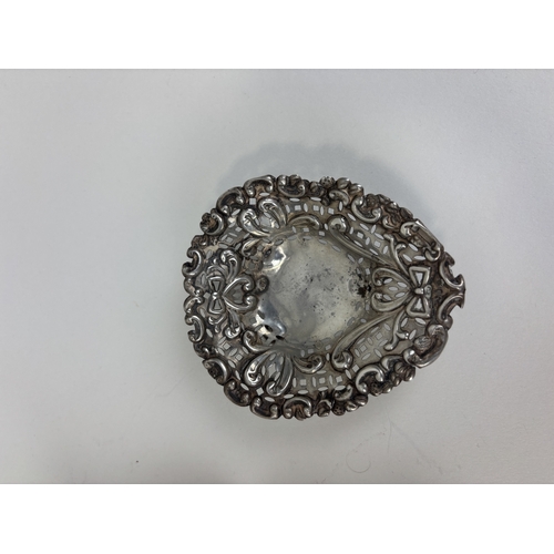 156 - A SILVER PURSE AND RETICULATED BON BON DISH
125gms