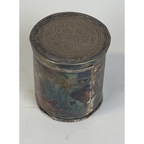 158 - AN INDIAN/ISLAMIC SILVER BOX AND COVER
Weight: 99gms
8cm H
