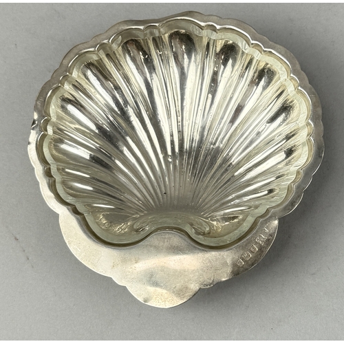 172 - A SILVER SCALLOP DISH
Weight: 82gms
With associated glass insert.
