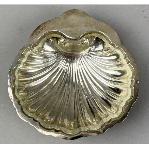 172 - A SILVER SCALLOP DISH
Weight: 82gms
With associated glass insert.