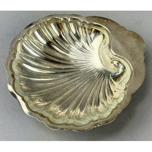 172 - A SILVER SCALLOP DISH
Weight: 82gms
With associated glass insert.