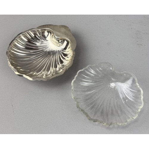172 - A SILVER SCALLOP DISH
Weight: 82gms
With associated glass insert.