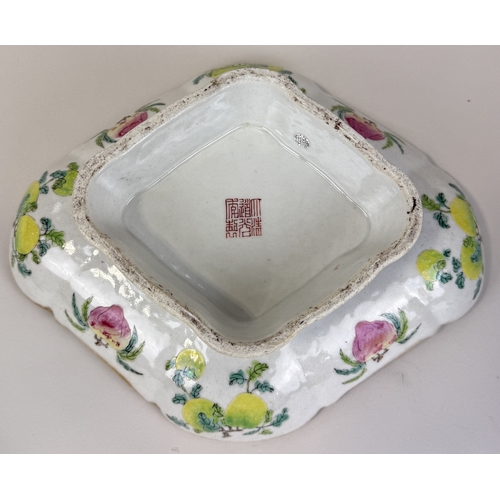 266 - A CHINESE PORCELAIN DISH OF LOZENGE SHAPE PAINTED WITH FIGURES AND FRUITS
29 x 24 x 8 cm
Iron red se... 