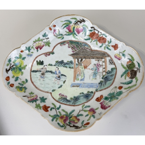 266 - A CHINESE PORCELAIN DISH OF LOZENGE SHAPE PAINTED WITH FIGURES AND FRUITS
29 x 24 x 8 cm
Iron red se... 