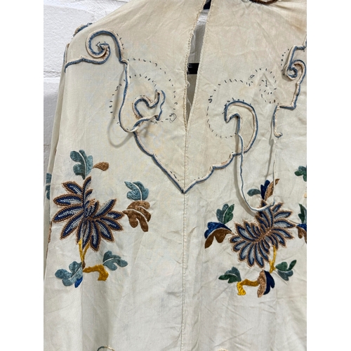 288 - A CHINESE LATE QING DYNASTY EMBROIDERED ROBE
120 cm Length