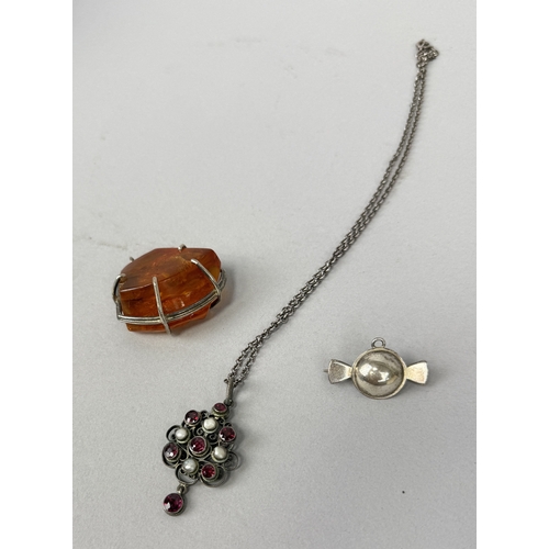 45D - SILVER PENDANT, BROOCH AND NECKLACE TO INCLUDE AMBER, PEARL
 