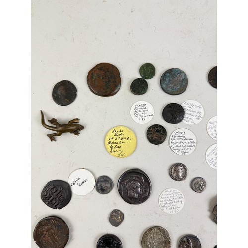 120 - VARIOUS COINS TO INCLUDE ANCIENT ROMAN, MEDIEVAL AND MORE TOGETHER WITH A SILVER BADGE, NEOLITHIC AR... 