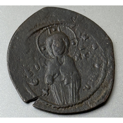 120 - VARIOUS COINS TO INCLUDE ANCIENT ROMAN, MEDIEVAL AND MORE TOGETHER WITH A SILVER BADGE, NEOLITHIC AR... 
