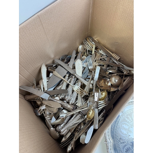 141 - A LARGE COLLECTION OF SILVER PLATED ITEM TO INCLUDE TRAYS, BASKET, CUTLERY