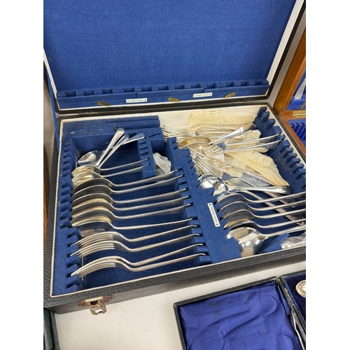 163 - A GROUP OF SILVER PLATED CUTLERY IN CANTEENS TO INCLUDE WALKER AND HALL, ALONG WITH SPOONS SET, TEA ... 