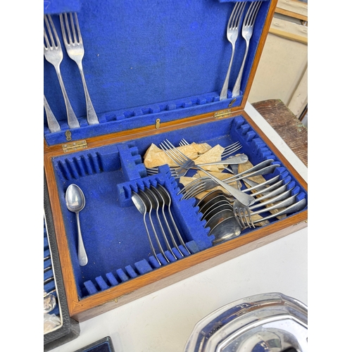 163 - A GROUP OF SILVER PLATED CUTLERY IN CANTEENS TO INCLUDE WALKER AND HALL, ALONG WITH SPOONS SET, TEA ... 