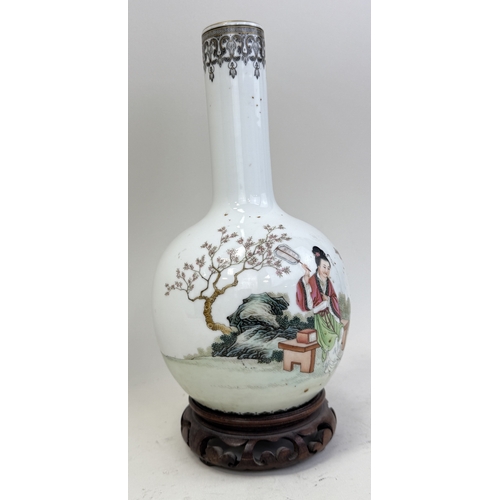 188 - A CHINESE PORCELAIN VASE DEPICTING FIGURES IN A GARDEN, QIANLONG MARK OF REPUBLIC PERIOD
24 cm H (ex... 