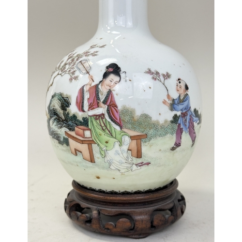 188 - A CHINESE PORCELAIN VASE DEPICTING FIGURES IN A GARDEN, QIANLONG MARK OF REPUBLIC PERIOD
24 cm H (ex... 