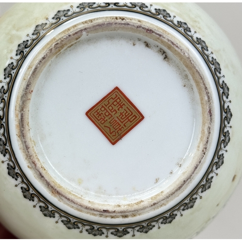 188 - A CHINESE PORCELAIN VASE DEPICTING FIGURES IN A GARDEN, QIANLONG MARK OF REPUBLIC PERIOD
24 cm H (ex... 
