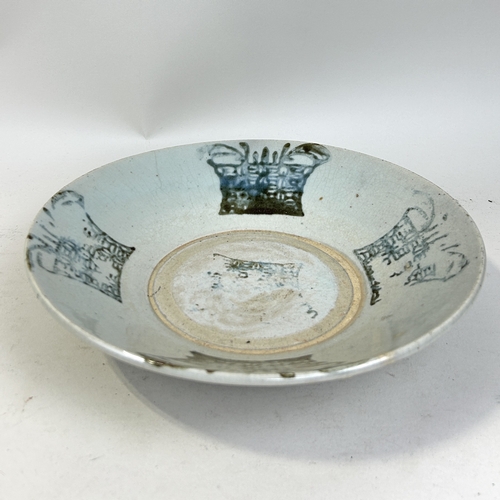 192 - A MING DYNASTY CHINESE CERAMIC ZHANGZHOU SWATO-WARE DISH
25 cm Width