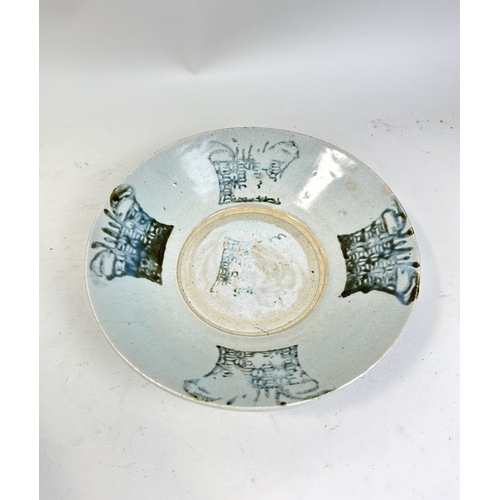 192 - A MING DYNASTY CHINESE CERAMIC ZHANGZHOU SWATO-WARE DISH
25 cm Width