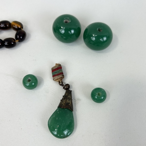 226 - A GROUP OF CHINESE ORNAMENTS TO INCLUDE A SET OF FIVE