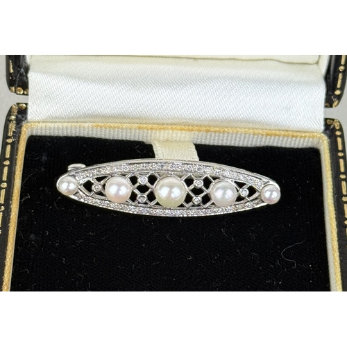 38 - A 9CT WHITE GOLD BROOCH SET WITH SPLIT PEARLS AND DIAMONDS
Weight: 4.7gms