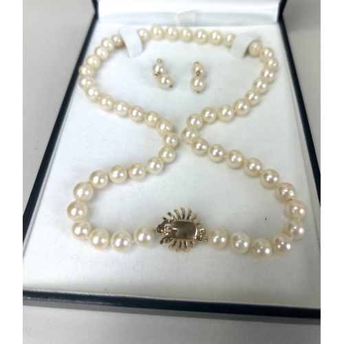 53 - A PEARL NECKLACE AND EARRING SET, 9CT GOLD