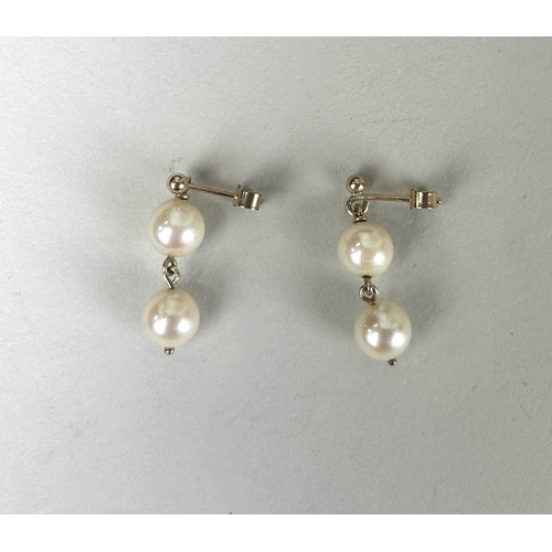 53 - A PEARL NECKLACE AND EARRING SET, 9CT GOLD