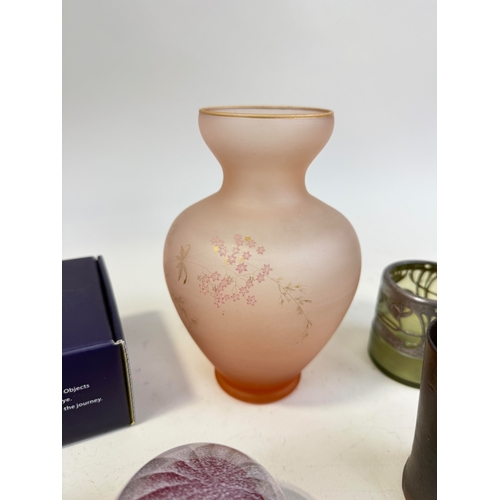 471 - A COLLECTION OF GLASSWARE TO INCLUDE A PINK VASE, PAPERWEIGHTS, ART NOUVEAU, TWO KOSTA BODA BOXED OB... 