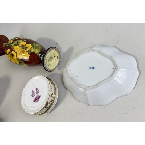 472 - A MOORCRAFT STYLE VASE TOGETHER WITH A MEISSEN DISH AND A 19TH CENTURY JAPANESE STYLE BOX
Vase 25cm ... 