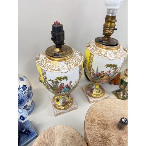 473 - A MIXED LOT OF CHINA TO INCLUDE TWO DRESDEN URNS, TWO SMALLER VIENNA URNS AND OTHER VARIOUS CHINA IN... 