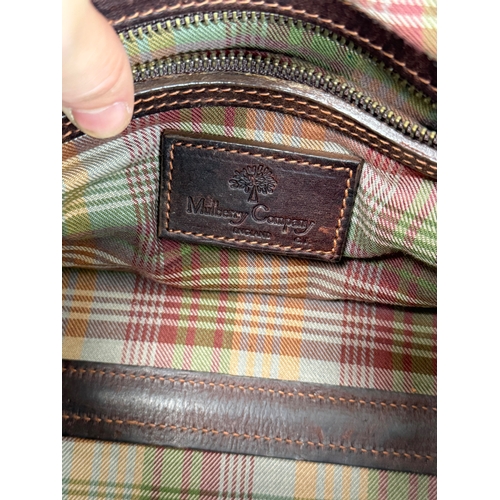 480 - A VINTAGE MULBERRY HANDBAG
33 cm Length