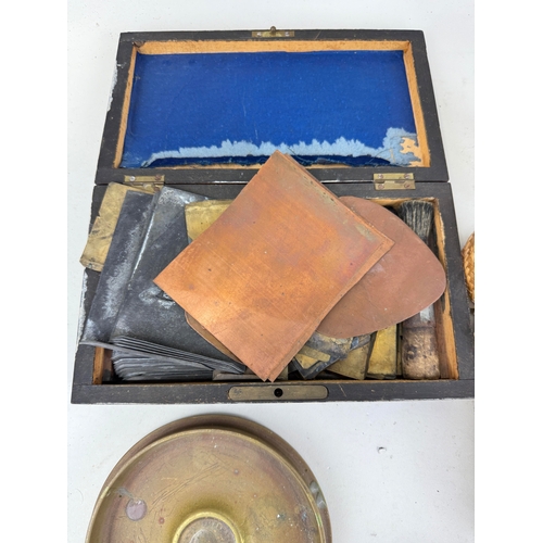 500 - THREE VINTAGE DOLLS, THREE WEAVERS SHUTTLES, VARIOUS PRINTING LETTERS AND TWO METAL SCULPTURES... 