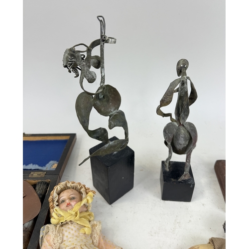 500 - THREE VINTAGE DOLLS, THREE WEAVERS SHUTTLES, VARIOUS PRINTING LETTERS AND TWO METAL SCULPTURES... 