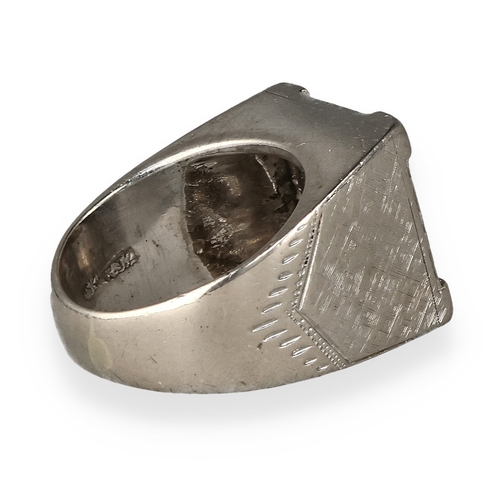 18 - AN 18CT WHITE GOLD AND DIAMOND RING, CENTRE STONE 1.5CT
Weight: 18.9gms