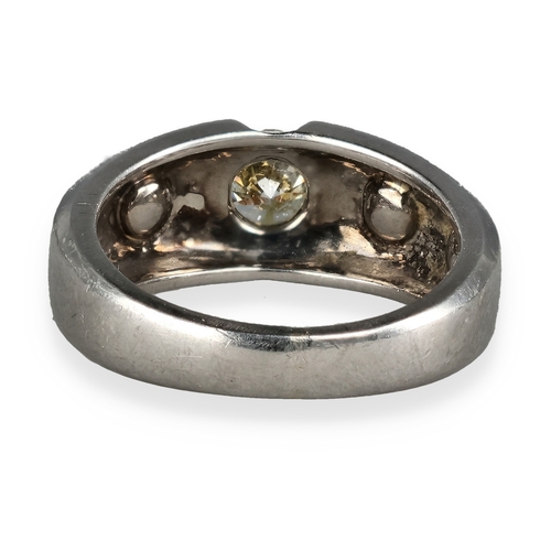 21 - AN 18CT WHITE GOLD AND DIAMOND RING, CENTRE STONE APPROXIMATELY 1CT
Weight: 18.3gms