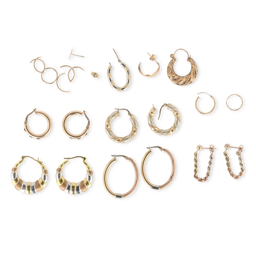 44 - FOUR PAIRS OF MODERN 9CT GOLD HOOP EARRINGS, TOGETHER WITH ANOTHER PAIR OF GOLD EARRINGS AND A NUMBE... 