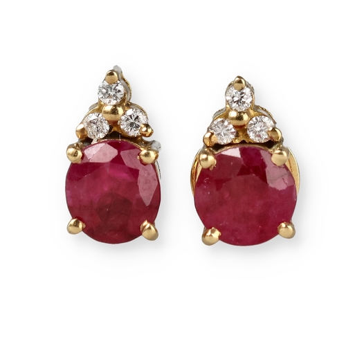 13 - A PAIR OF 18CT GOLD RUBY AND DIAMOND EARRINGS
4 gms