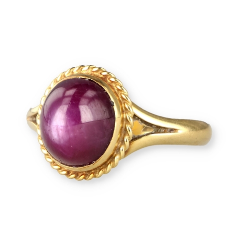 18 - AN 18CT GOLD STAR RUBY RING
5.4 gms