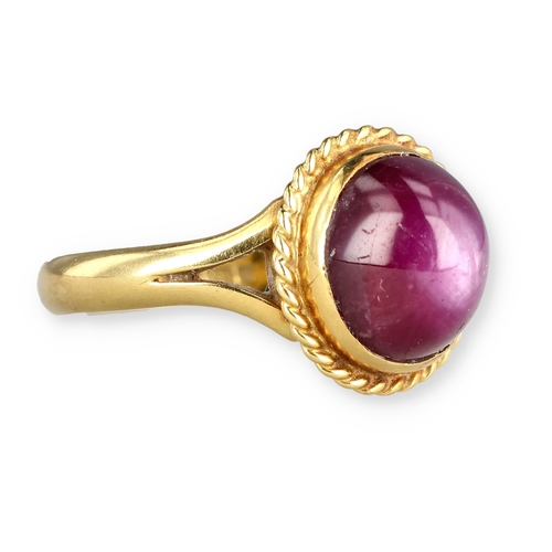 18 - AN 18CT GOLD STAR RUBY RING
5.4 gms