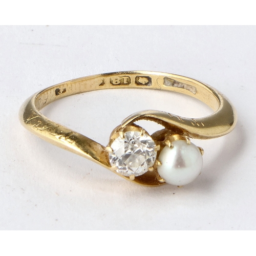 23 - AN 18CT GOLD DIAMOND AND PEARL CROSSOVER RING 
Weight: 2.9gms 