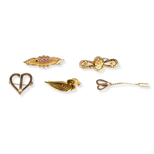 31 - FIVE 9CT GOLD BROOCHES TO INCLUDE A PAIR OF DUCKS WITH SMALL DIAMOND EYES
Total weight: 12gms
Proven... 
