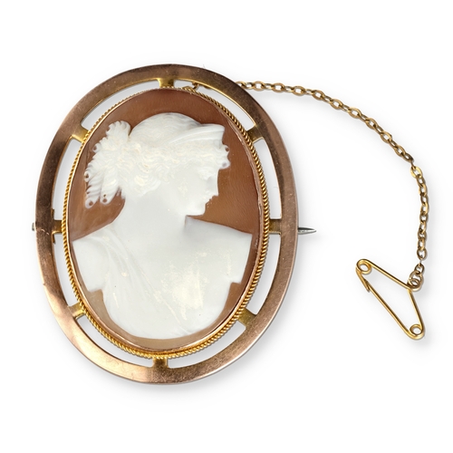 42 - AN OVAL GOLD MOUNTED SHELL CAMEO BROOCH, EARLY 20TH CENTURY
Carved with a classical female portrait ... 