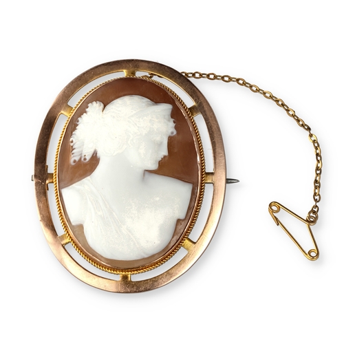 42 - AN OVAL GOLD MOUNTED SHELL CAMEO BROOCH, EARLY 20TH CENTURY
Carved with a classical female portrait ... 