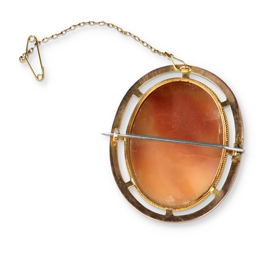 42 - AN OVAL GOLD MOUNTED SHELL CAMEO BROOCH, EARLY 20TH CENTURY
Carved with a classical female portrait ... 