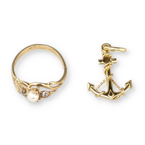 48 - A 10 CARAT GOLD DIAMOND AND CULTURED PEARL THREE-STONE RING
The claw set pearl with a diamond to eit... 