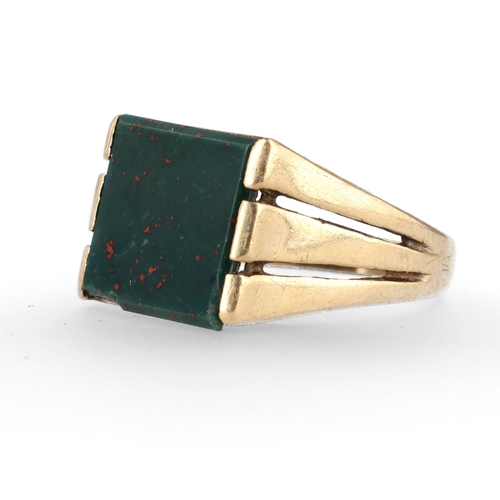 54 - A 9CT GOLD RING SET WITH A SQUARE CUT BLOODSTONE
Weight: 5.6gms