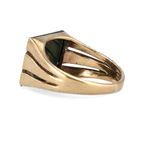54 - A 9CT GOLD RING SET WITH A SQUARE CUT BLOODSTONE
Weight: 5.6gms